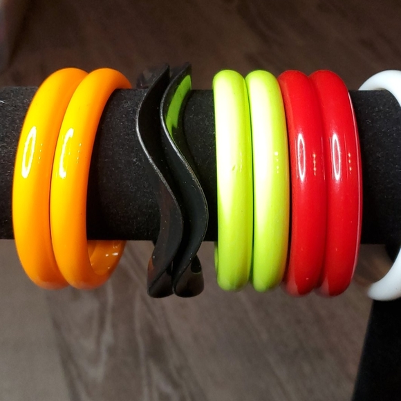 Multiple Color Plastic Bangle Bracelet Set - Picture 3 of 8